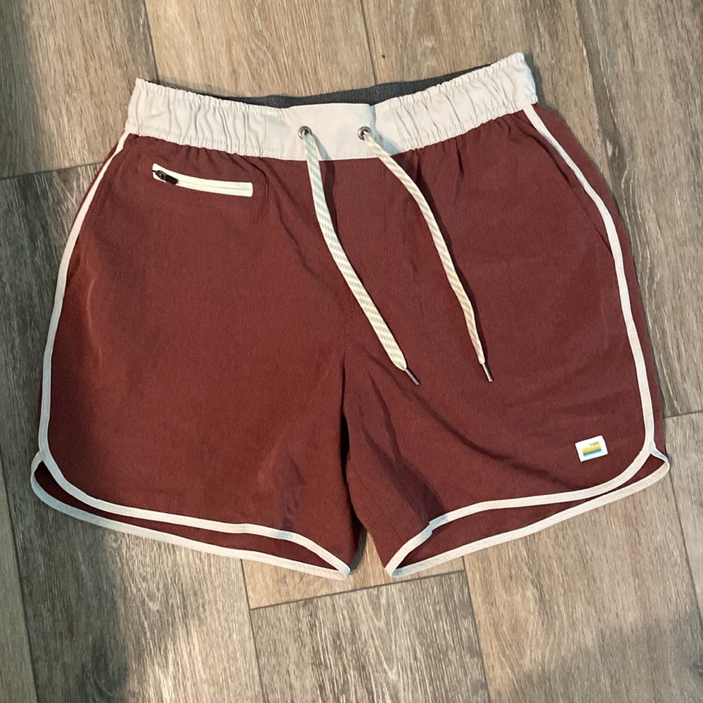 Like new Vuori mens small maroon color with off white trim.